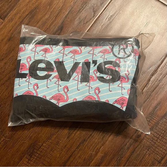 Levi’s Classic Logo Flamingo Short Sleeve Graphic T-Shirt - Picture 8 of 8